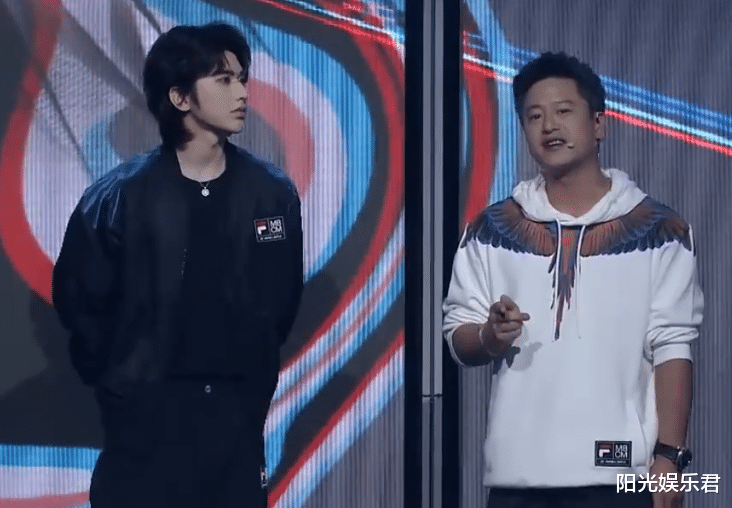 香港小姐|蔡徐坤参加品牌直播，离开了工作室的PS效果，这发量真实了