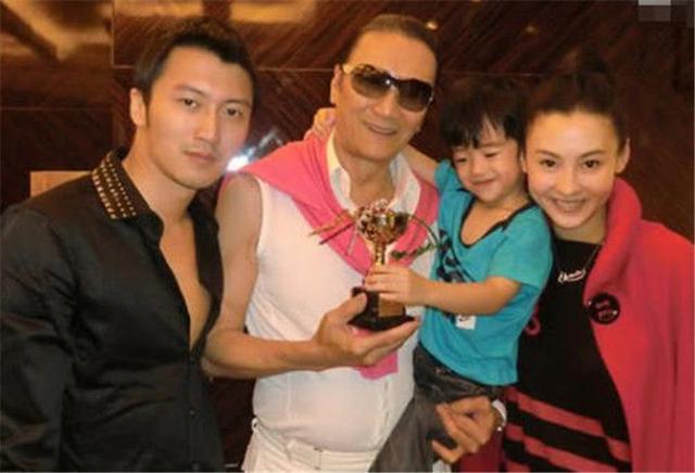 张柏芝|张柏芝小儿子正面照曝光！颜值超越大哥二哥，长相越看越熟悉！