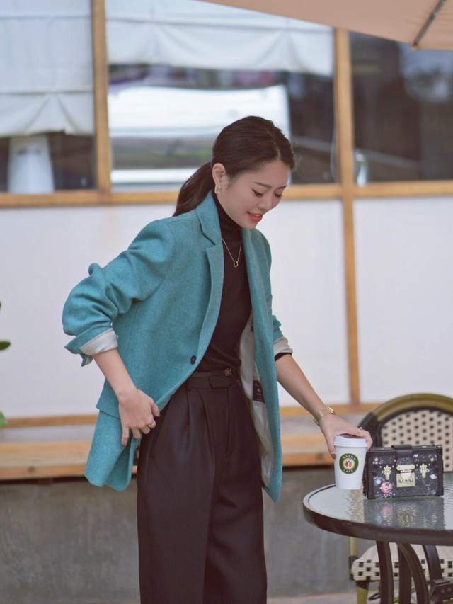 西装|这个秋冬流行“西装叠穿”，让职场OL也能兼顾保暖与时尚，超好看