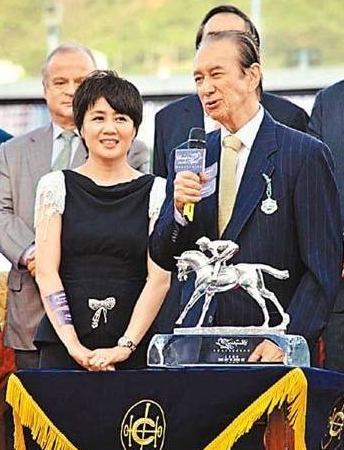 梁安琪|赌王四太梁安琪：为原配准备葬礼，赌王专宠30年，今成百亿女富豪