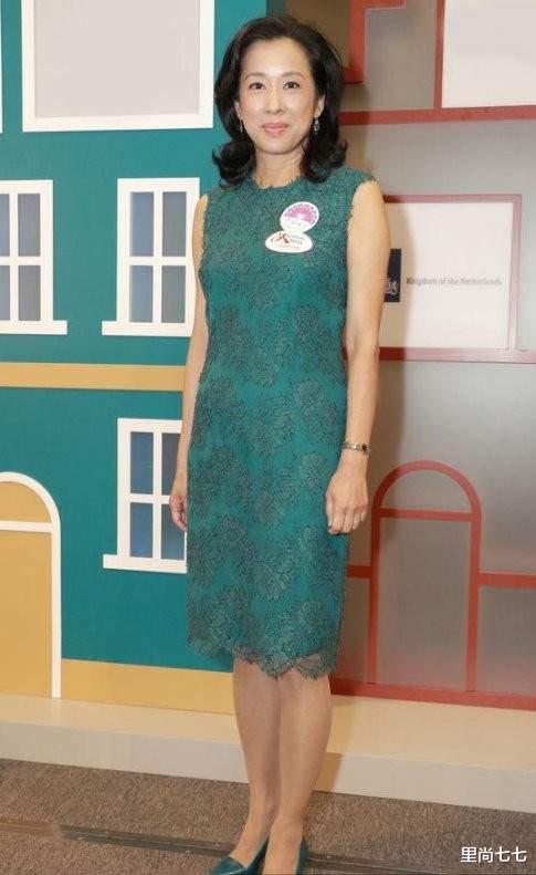 朱玲玲|朱玲玲为助阵港姐太拼，罕见走艳丽风真高调，62岁仍有挺拔曲线