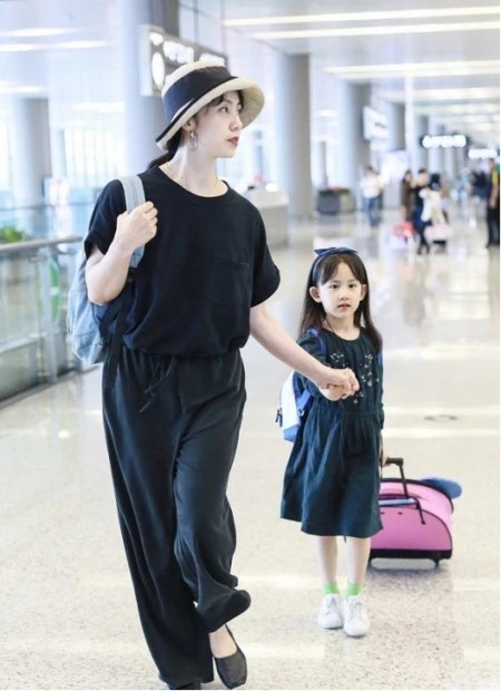 潮流前沿 孙莉携女儿走机场,穿着朴素难掩气质,小女儿眉眼和黄磊一模一样