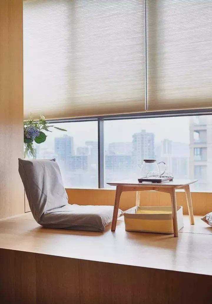 阳台是封闭式的,做个榻榻米,白白多出一间房,客厅还显大!