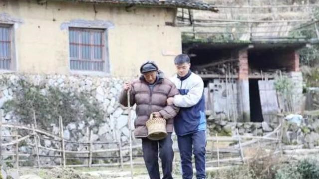 萌听小c姐|云和男孩父母双亡，11岁少年捡破烂打零工，六年替亡父还清3万元