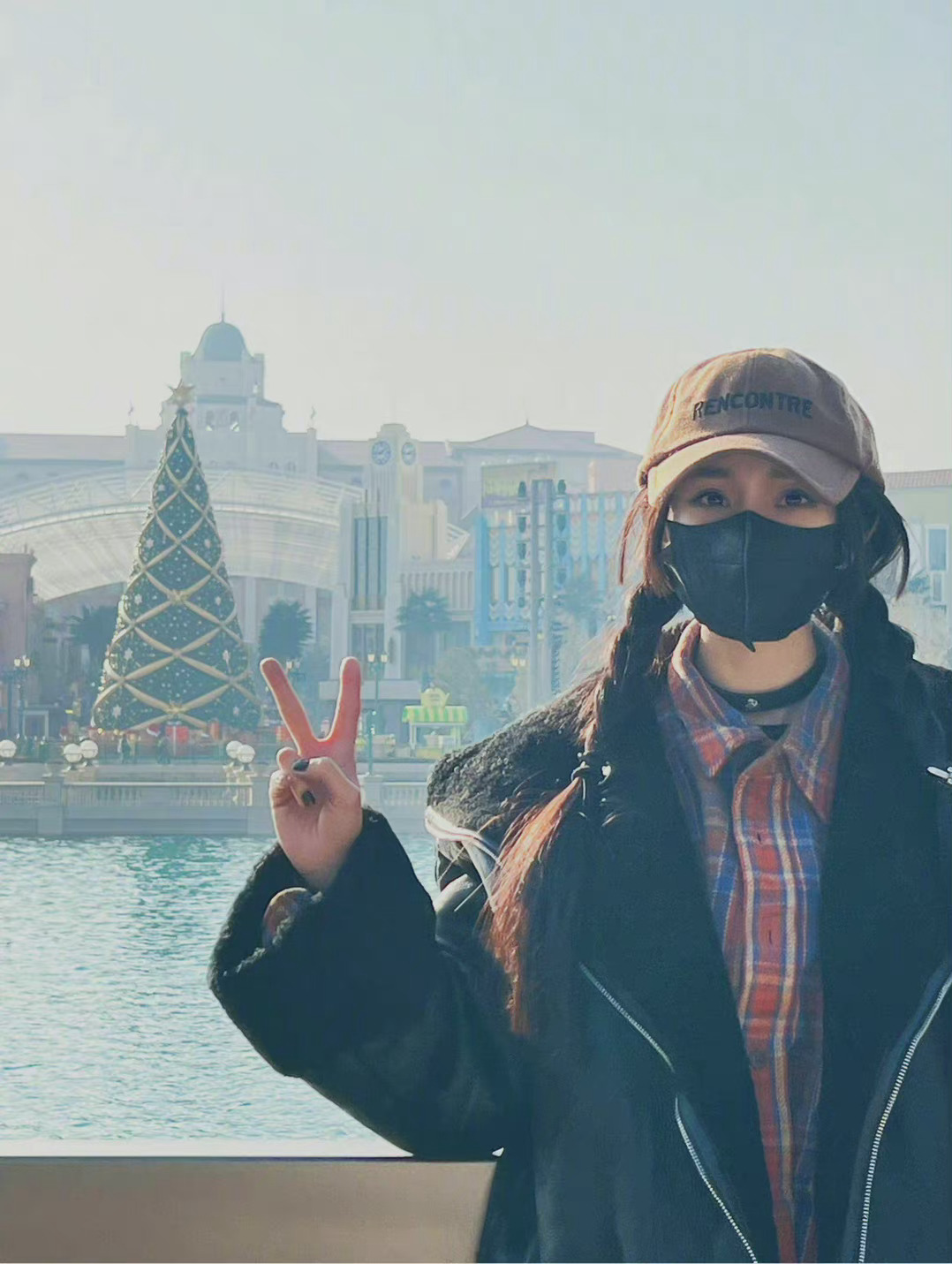 杨幂|杨幂圣诞夜分享动态，状态好似少女，两条粗辫子太让人羡慕了