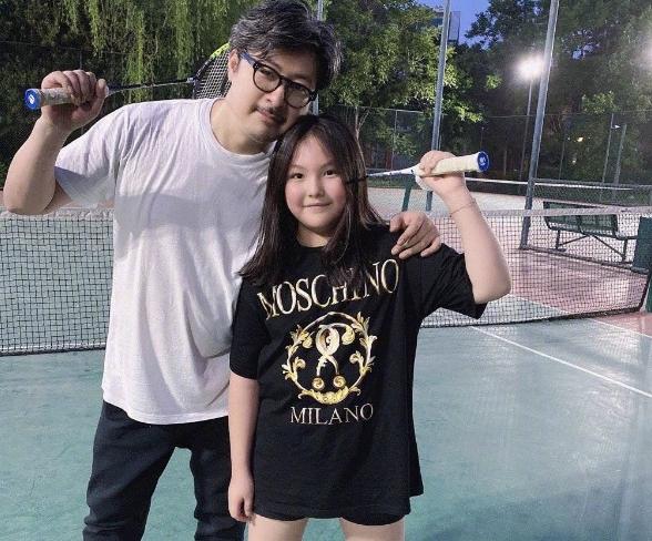 王岳伦|疑李湘“新欢”曝光，曾同穿情侣装高调秀恩爱，王岳伦祝福好卑微