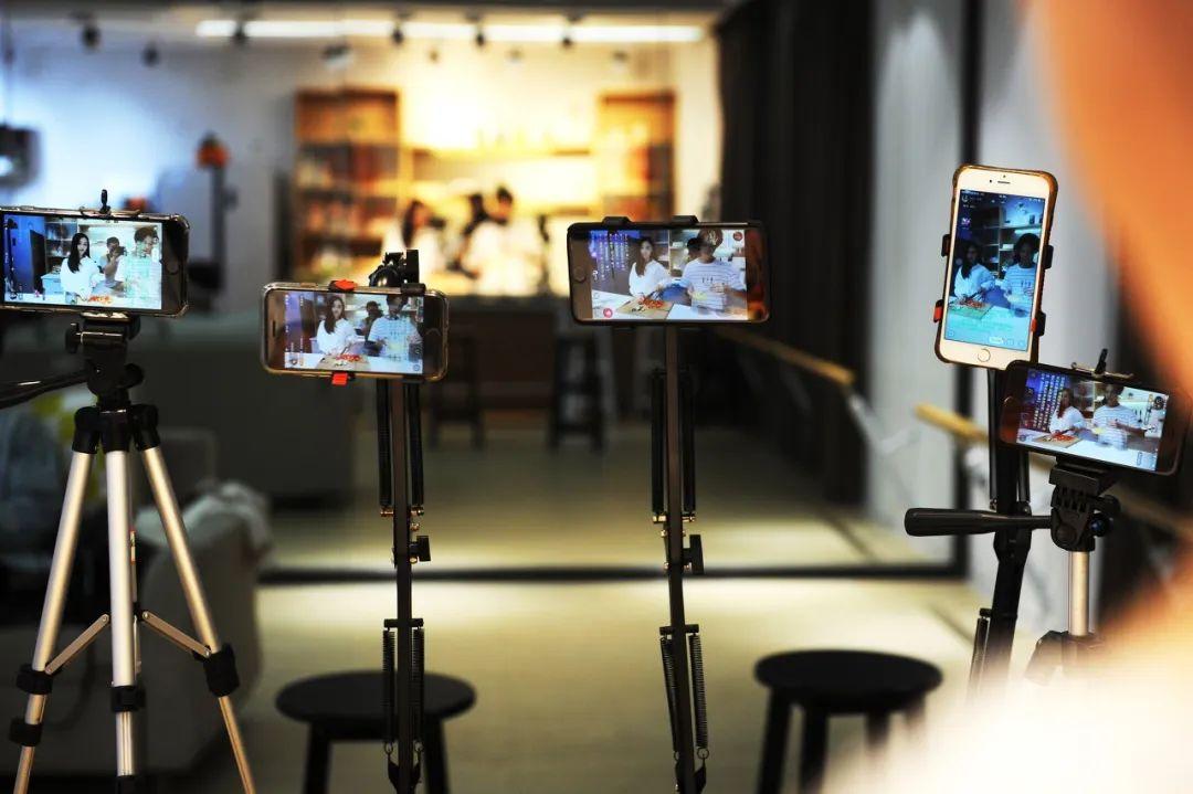 带货|头部主播们为何能赚这么多，他们是促进了消费还是相反？