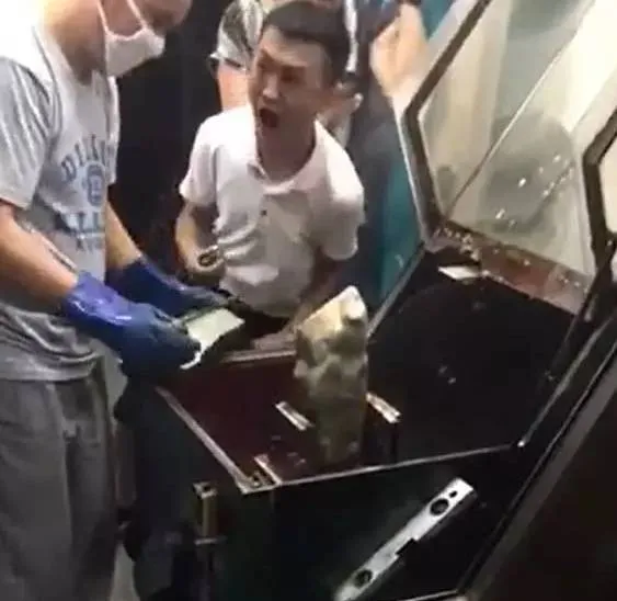 翡翠|为什么翡翠切涨生怕世人不知道，和田玉却是闷声发大财？