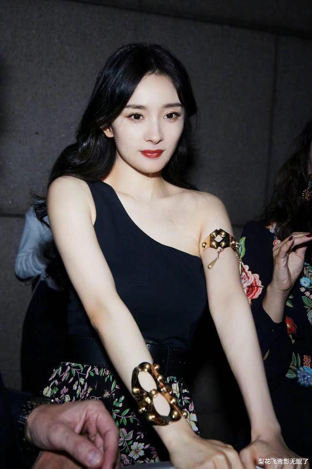 杨幂|杨幂买打折内衣被偶遇，抛下明星包袱认真在身上比划，可爱接地气