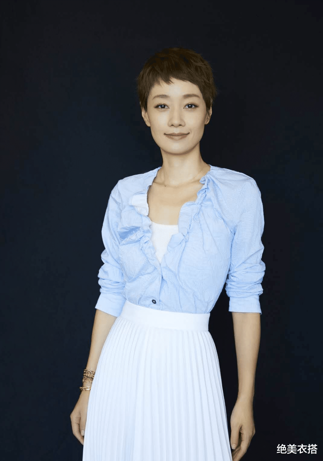 绝美衣搭|女人过了40，尽量少穿“深蓝色”，掌握这些配色穿搭精髓，显洋气