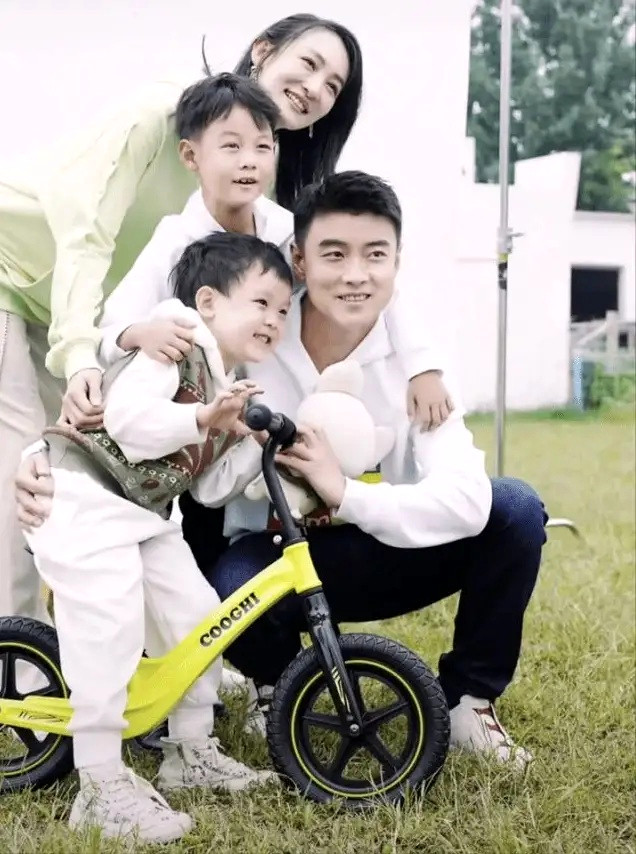 全球时尚号|“乒乓王子”王皓携全家出游，王皓搭配T恤很年轻，妻子一脸幸福