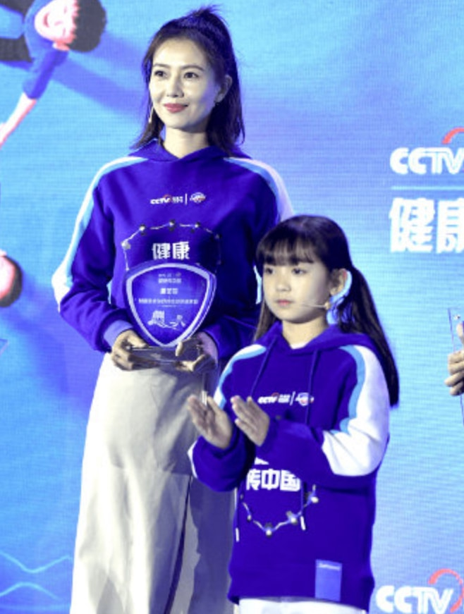 郭德纲|高圆圆与朱广权同框直播，穿白色长裙笑容温婉，五官精致气质优雅