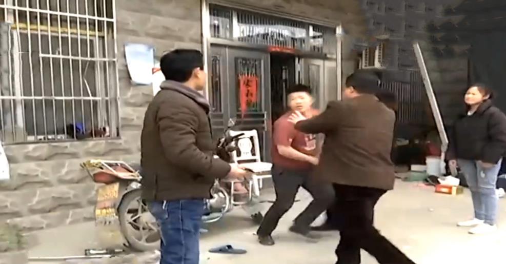 巨婴啃老无下线!啃完父亲200万积蓄,事后嫌少大打出手