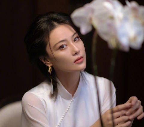 张馨予|张馨予发“合照”秀恩爱,“好肌肤”备受关注,自用面霜因此走红