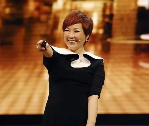 李静|从著名主持再到众人群嘲，李静走到今天这个地步，她又能怪谁呢？