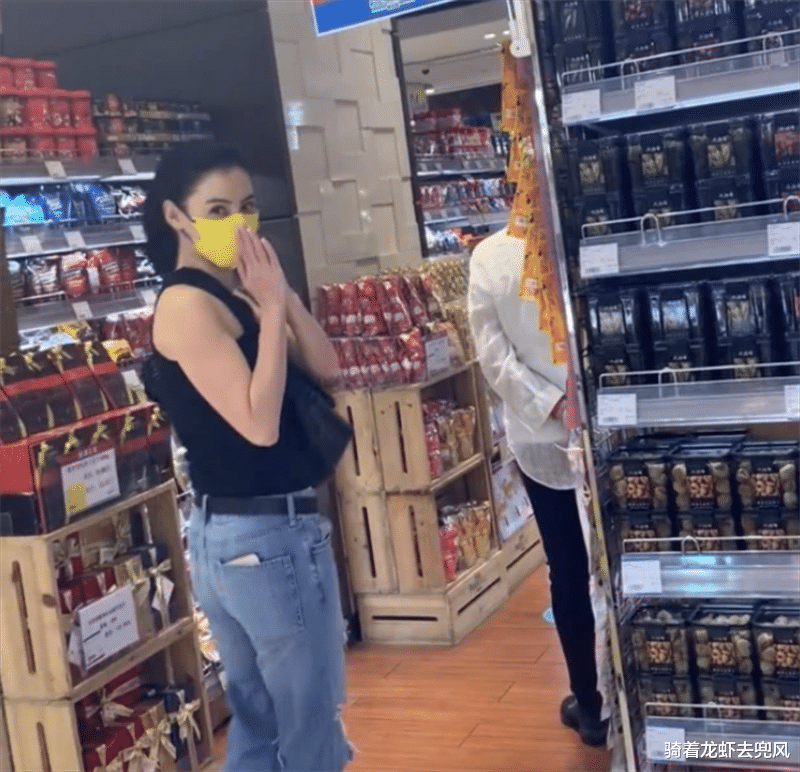 张柏芝|张柏芝定居上海，41岁身材苗条显时尚，皮肤白皙水嫩被夸像18岁