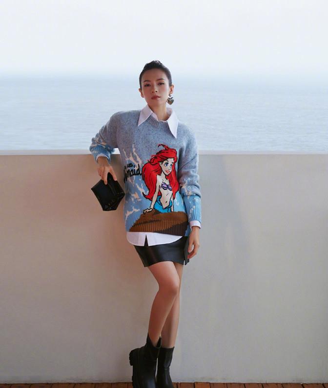 方脸妹说时尚|章子怡一家游玩被偶遇！她穿黑裙戴帽抱娃变保姆，儿子眼睛像汪峰