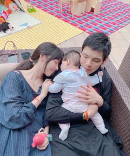 琳妹儿说|郭碧婷夫妇买奢华童装，向佐旁若无人秀恩爱，从后熊抱老婆超甜蜜