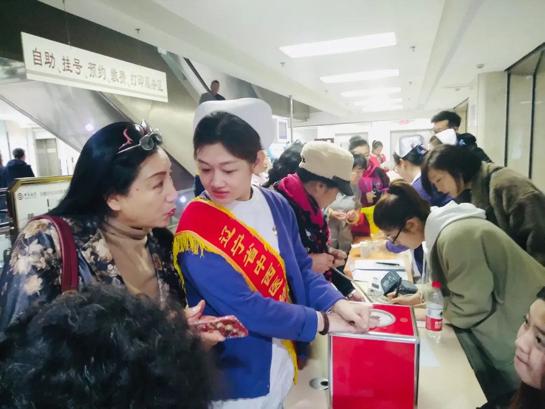 ?天天正能量官方 女护士路边跪地救人，那一刻她忘了自己是白血病患者