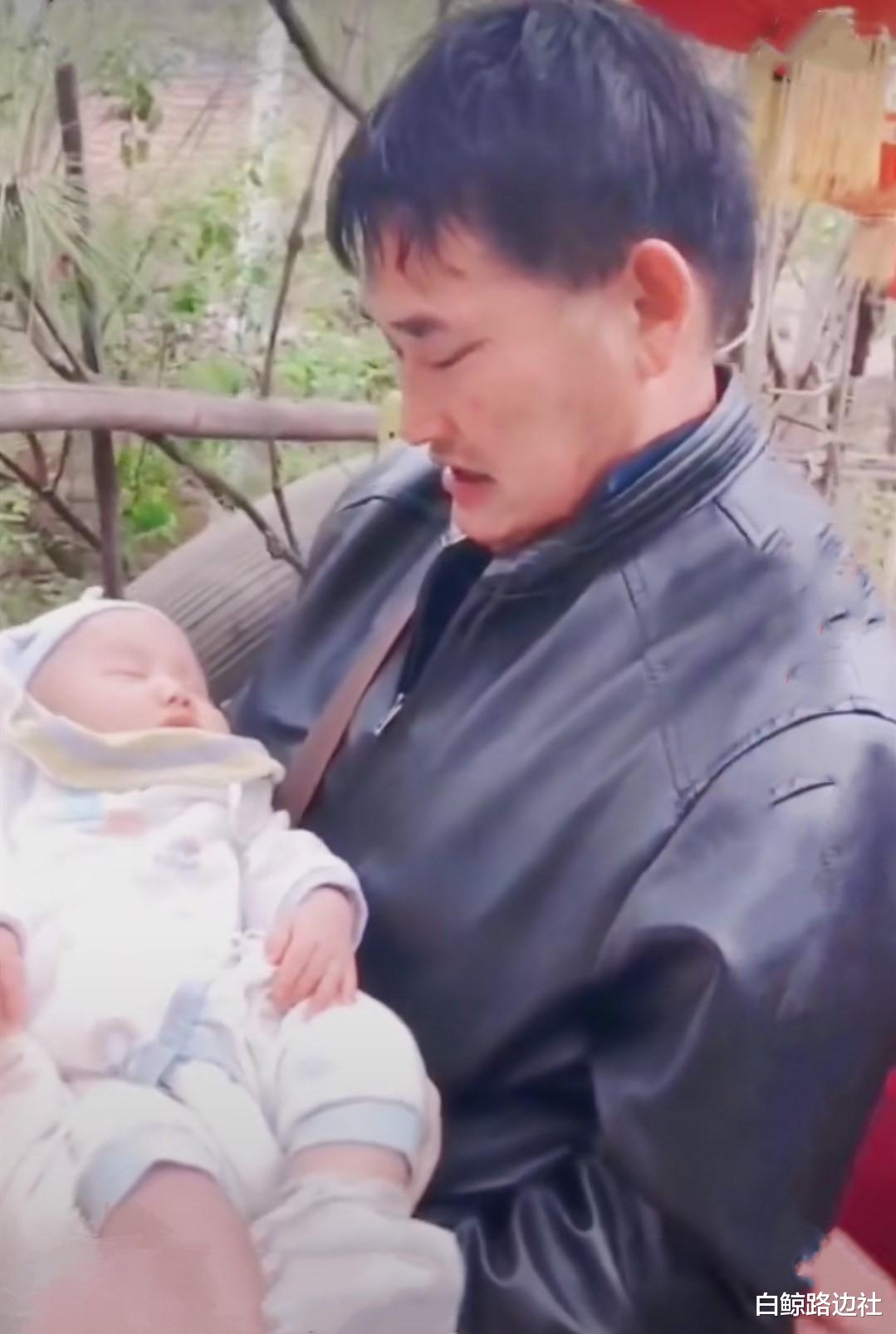 朱之文|大衣哥穿西装下乡演出！挺大肚腩走路都带风，被曝出场费高达18万