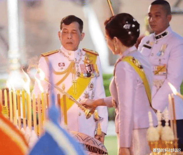 诗妮娜|43岁苏提达大势已去，诗妮娜亮相团体海报，同框泰王新宠提拉蓬