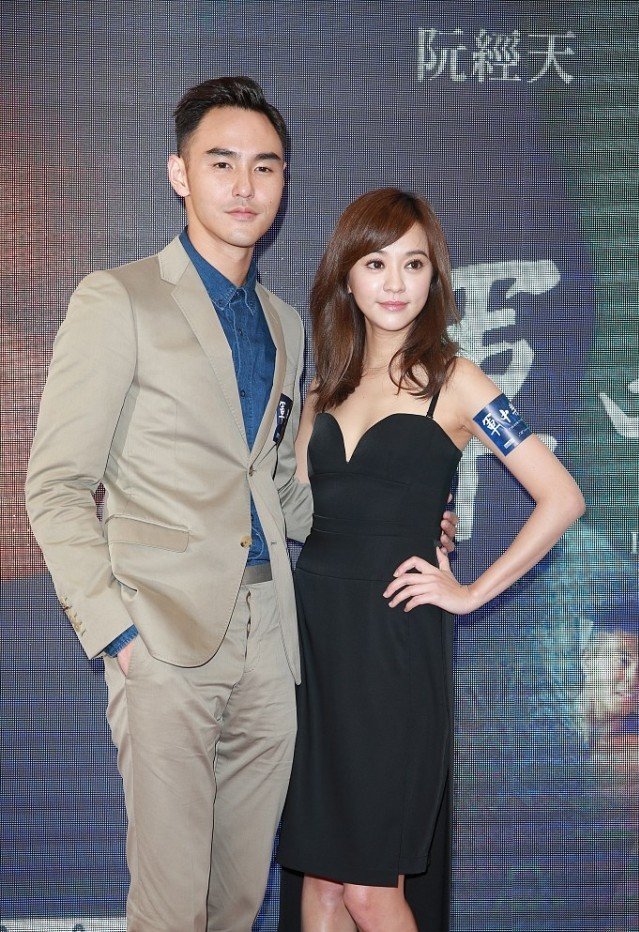 女人味|陈意涵与阮经天同框，穿黑色“露肩”吊带裙，太有女人味了