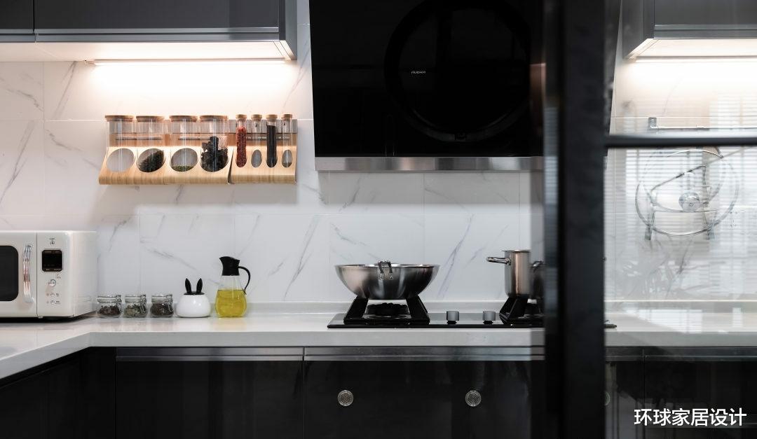 |她坚持在玄关加一扇门,家人都觉得很鸡肋,入住后才发现真好用!