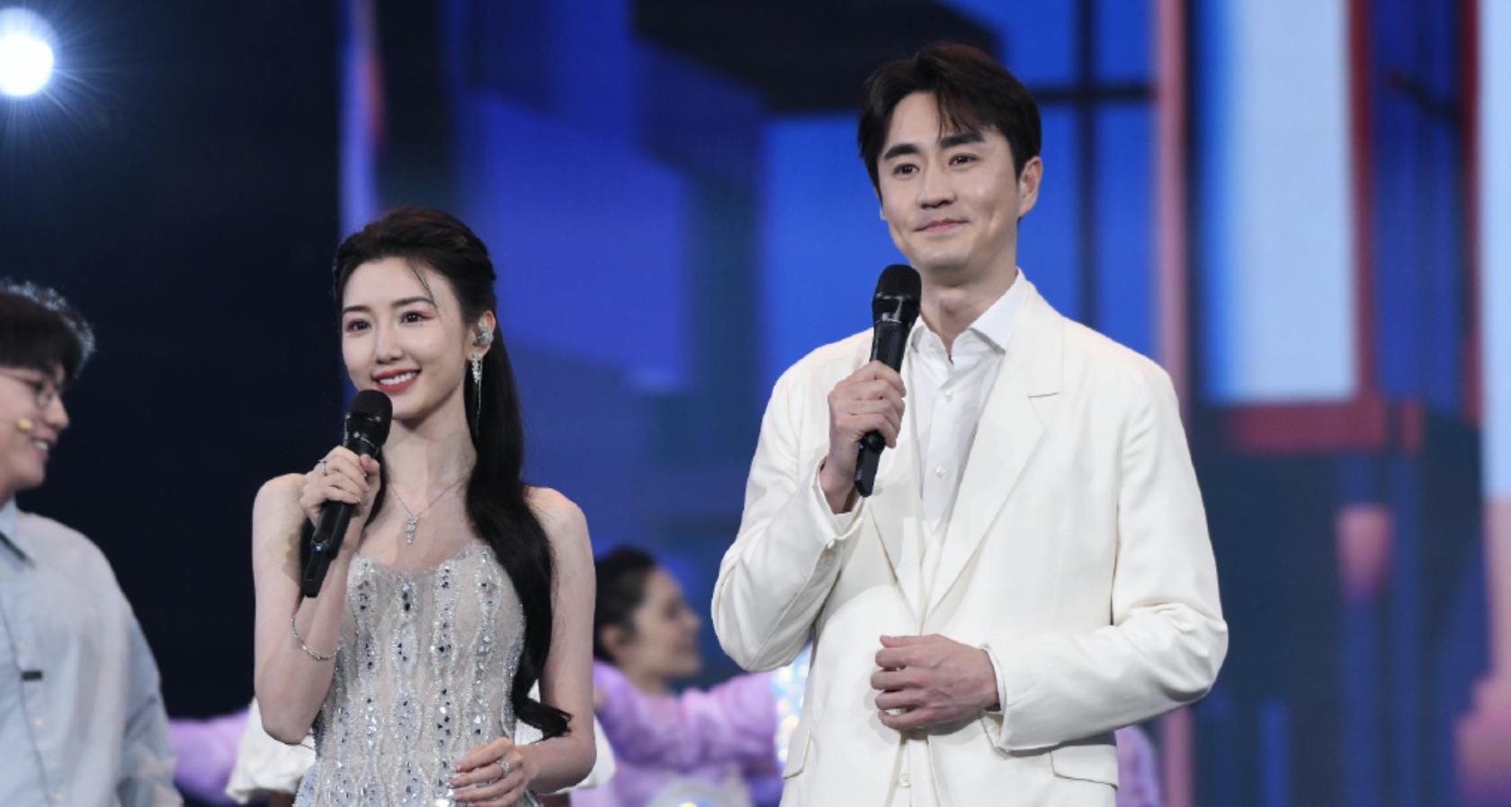 偶像练习生2018|再次合体，毛晓彤杨玏参加跨年晚会，网友直呼在一起！