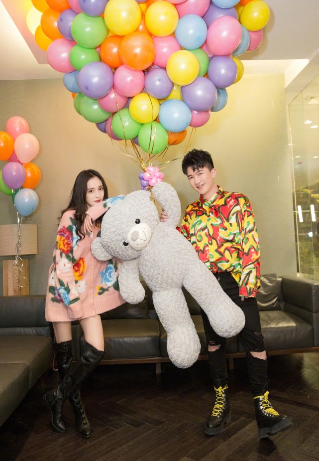 陈建斌|杨幂逛街被偶遇，纤细铅笔腿抢镜，张大大一路同行甘当“护花使者”