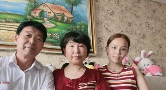 粉色|杜新枝受到粉丝送鲜花欢迎，表示不会管熊磊母子，网友嘲讽：够狠