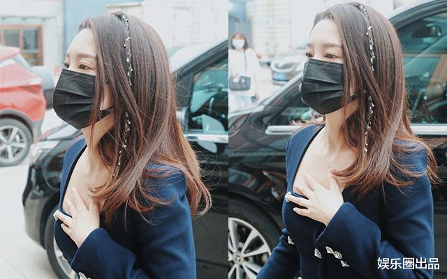 李沁|李沁穿方领长裙上班，用手捂住领口被热议，网友：“多此一举”