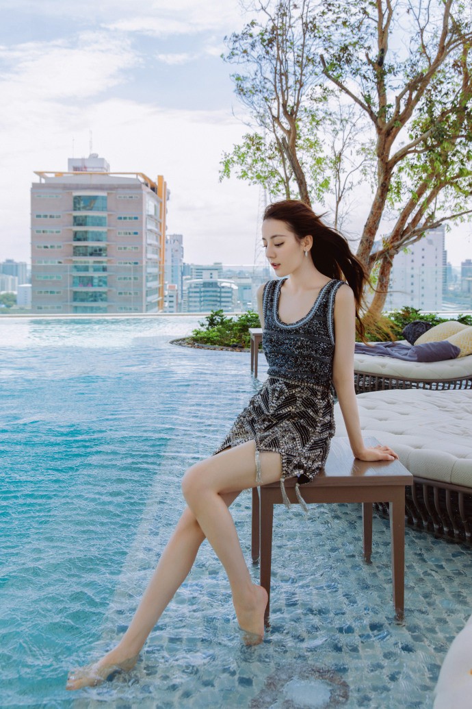 混搭时尚Anna|迪丽热巴泳池拍美照，穿1万水晶背心配8千钉珠裙，在国外美得高调