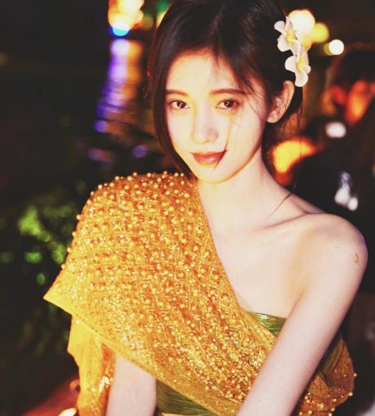 鞠婧祎|鞠婧祎穿JK裙景区游玩，没有了美颜滤镜的加持，这状态确定26岁？