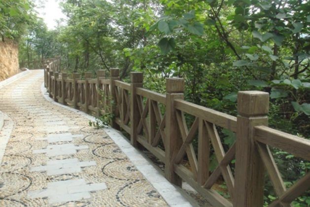 信阳 信阳一人造湖走红，位于西九华山之下，环湖栈道受到众多好评