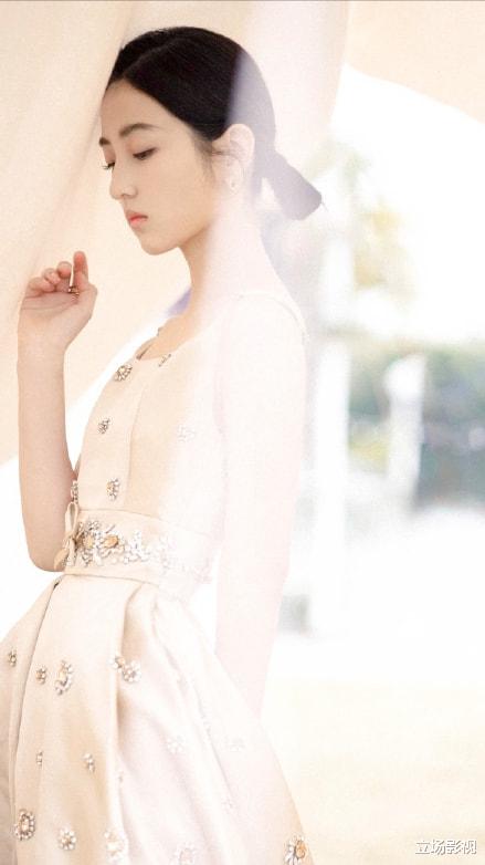 张译|34届金鸡红毯，张译紧张到搓衣角，青年演员蹲下为陈道明“让镜”