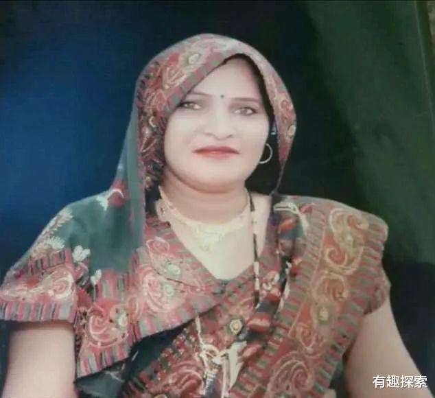 印度 印度女子被毒蛇咬，丈夫弄来100斤牛粪解毒，70多分钟后停止呼吸