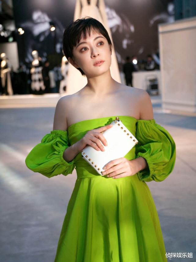 孙俪|孙俪罕穿绿色抹胸裙亮相，留利落短发优雅大方，生图被赞很瘦很美