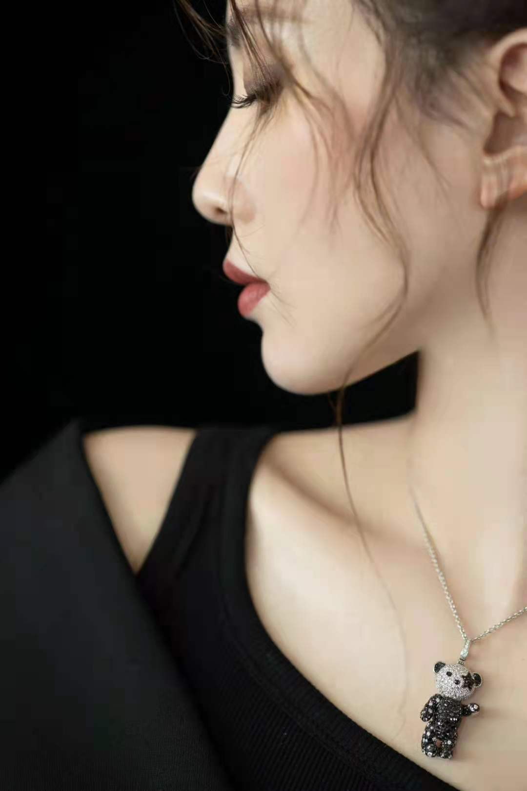 时尚风行派 刘诗诗罕见挑战烟熏妆！穿黑吊带秀名品天鹅颈，风格越来越有创意