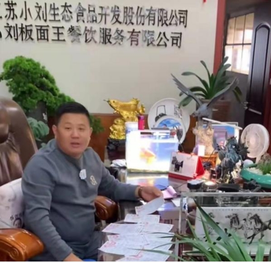 知名网红醉驾出车祸,现场一片狼藉车头粉碎,本人神志不清