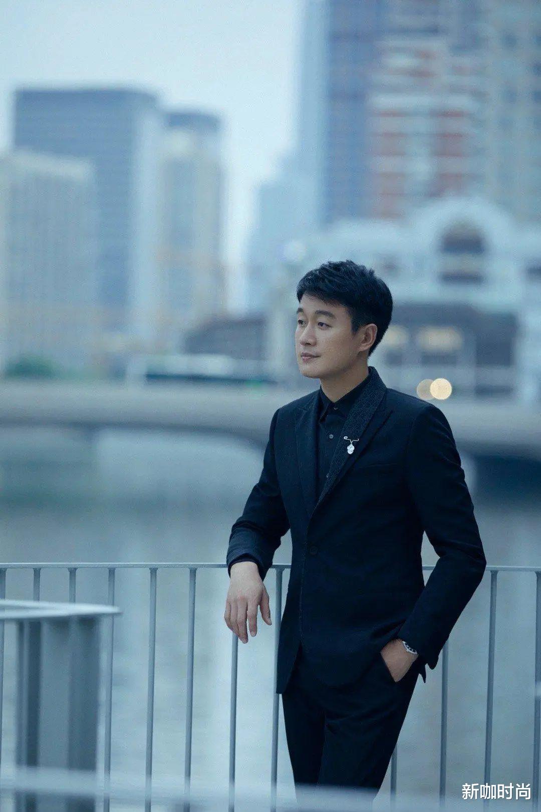 佟大为|佟大为上演“西装杀”，霸总气质藏不住，在白百何衬托下更潇洒