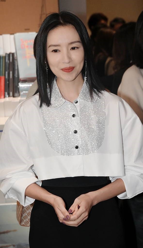 美人哒 41岁董洁脸部尖削气质依旧，镶钻衬衫配开叉裙，越来越有贵妇味