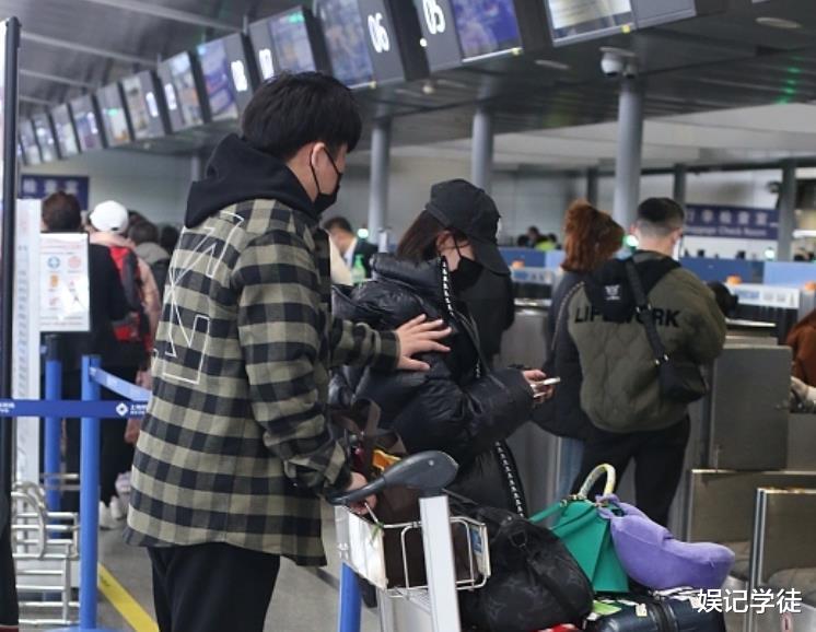 TVB|33岁阚清子新恋情实锤，与绯闻男友现身机场，两人互动亲密不避讳