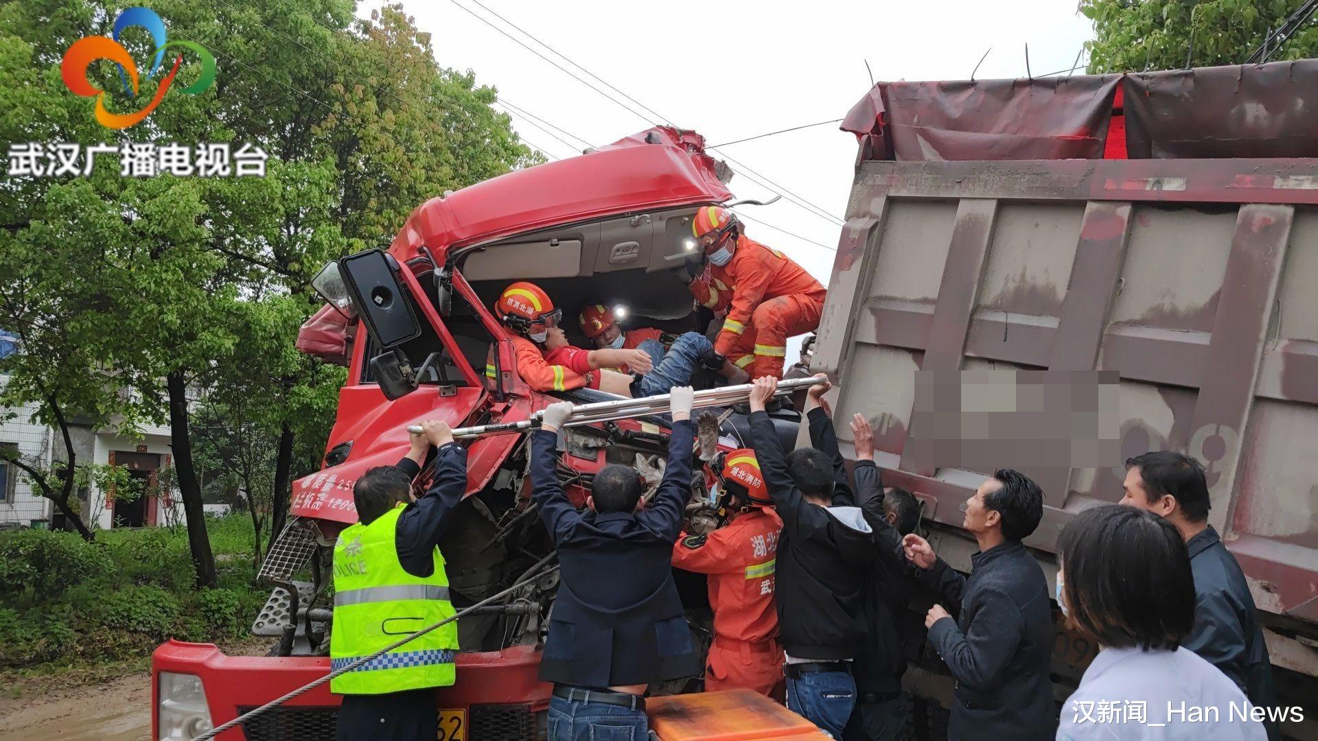汉新闻_Han News 两货车相撞致一人被困 武汉消防紧急救援