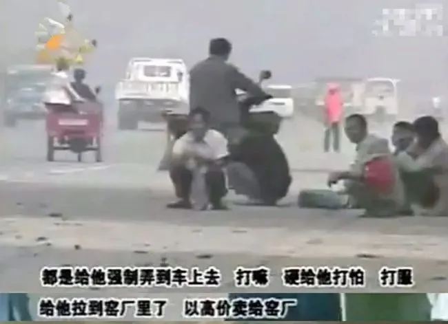 知名记者沦为智障工人,吃垃圾、捡废品,500块钱被贱卖,他到底经历了什么?