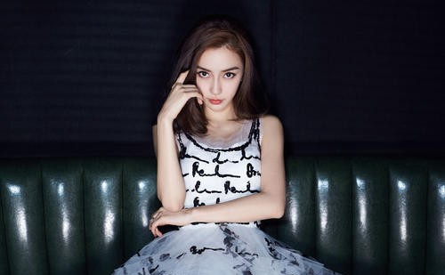 Angelababy|32岁Baby剧组遭偷拍，10多名助理为其化妆，与男主角牵手太有爱