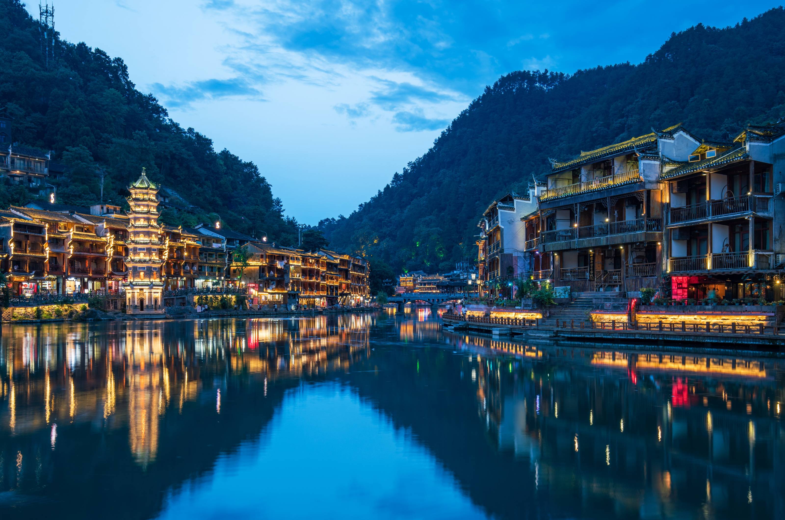 青海 中国最美古城，曾是电影《边城》的取景地，依山傍水，如诗如画