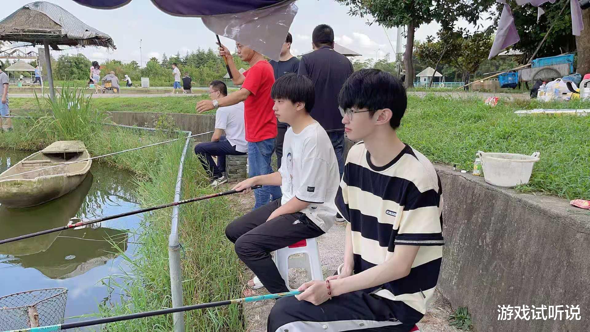 梦泪|AG淘汰后全员放开玩！先给梦泪当“花童”，随后一起垂钓，乐翻天