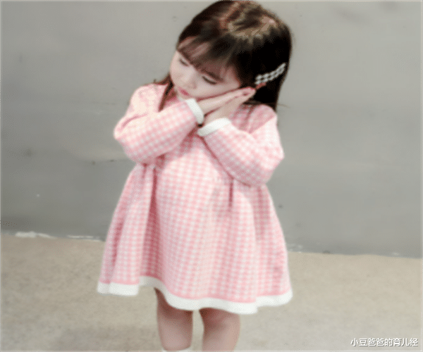 小豆爸爸的育儿经|3岁女童“撅屁股”拍照，宝妈自称“奶辣风”，网友：是亲生的吗