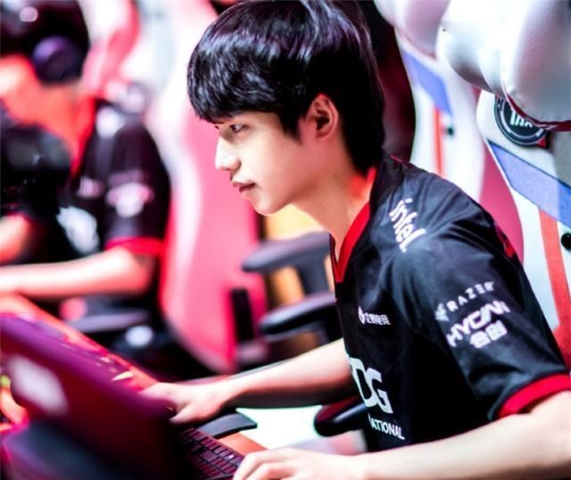 心悦雅萌|厂长心情根本没受比赛影响？edg落败，女友不忘晒吻照秀恩爱