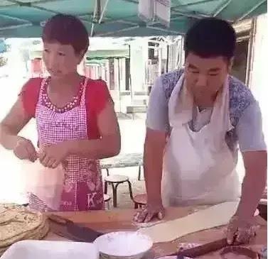 王宝强|他年收入过1000万，身价上亿，为何哥哥还在老家卖烧饼呢